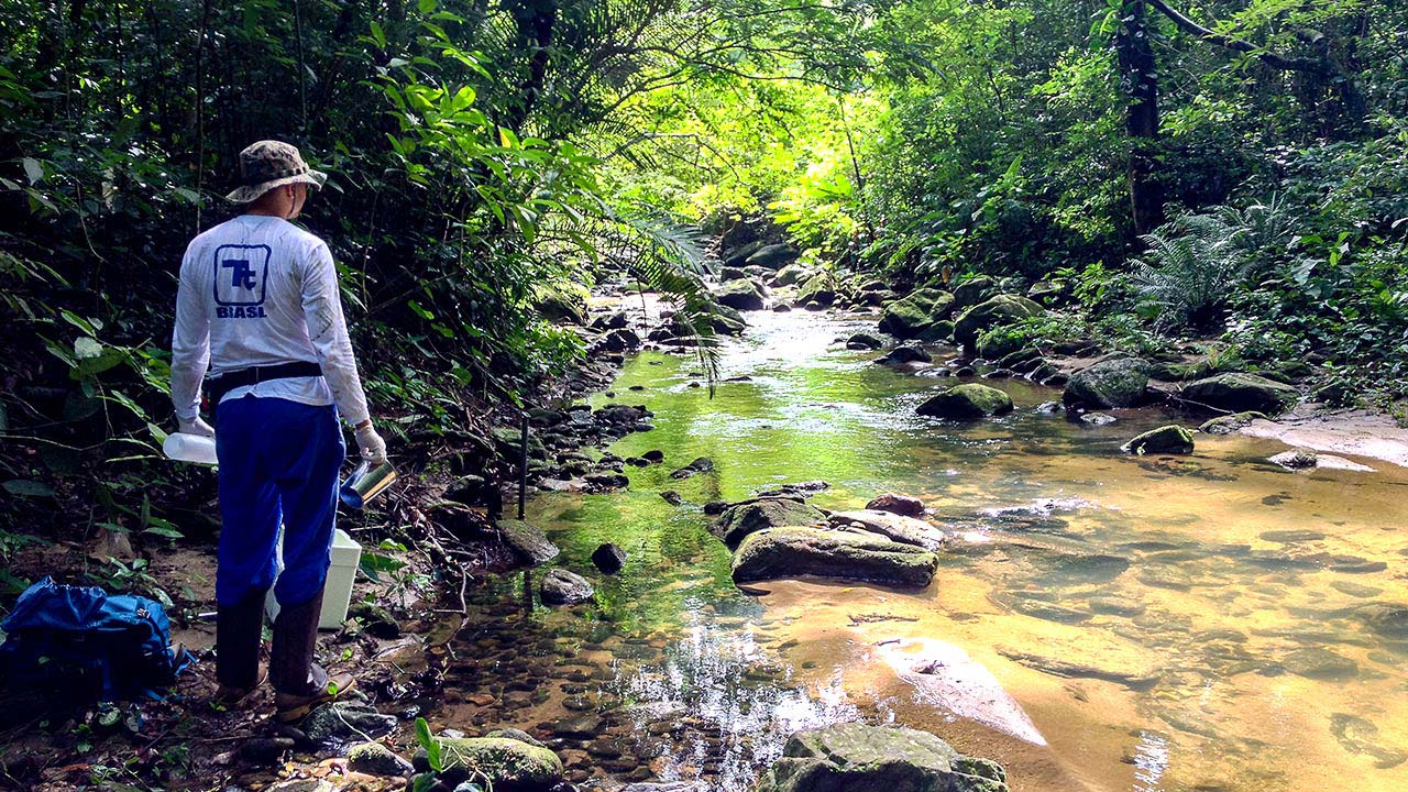 Tetra Tech team sampling water in Guaecá stream, located in the southeast coast of Brazil